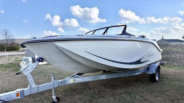 Bayliner M19 at Avalanche Motorsports Washington NC
